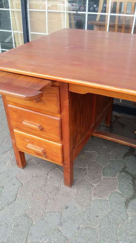 VINTAGE  WOODEN 6 DRAWER DESK  / BUYER MUST COLLECT IN EDENVALE JHB