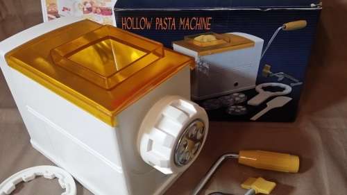 HOLLOW PASTA MACHINE WITH 5 DIFFERENT CUTTERS AND RECIPE BOOKLET