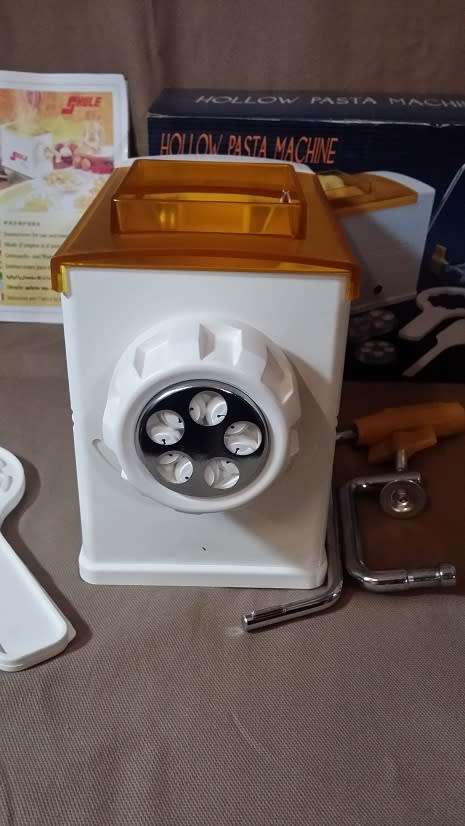 HOLLOW PASTA MACHINE WITH 5 DIFFERENT CUTTERS AND RECIPE BOOKLET