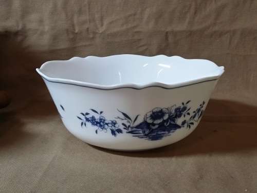 A LOVELY ARCGPAL FRANCE BLUE FLOWER AND WHITE MIXING / SALAD BOWL