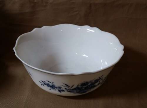 A LOVELY ARCGPAL FRANCE BLUE FLOWER AND WHITE MIXING / SALAD BOWL