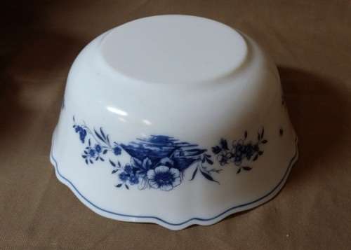 A LOVELY ARCGPAL FRANCE BLUE FLOWER AND WHITE MIXING / SALAD BOWL