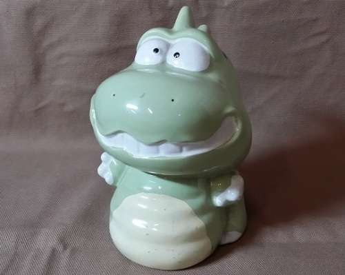 CUTE GREEN ORNAMENT / PIGGY BANK