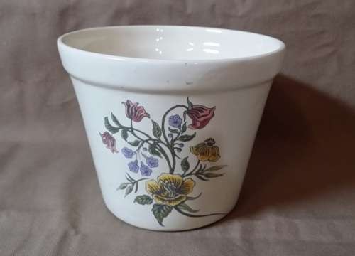 A PRETTY FLORAL DESIGN PLANTER / VASE