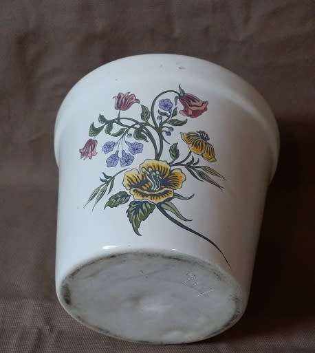 A PRETTY FLORAL DESIGN PLANTER / VASE