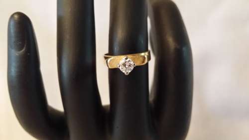 18ct  GOLD DIAMOND RING