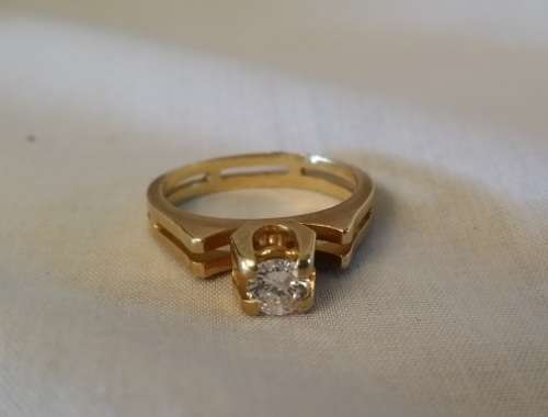 18ct  GOLD DIAMOND RING