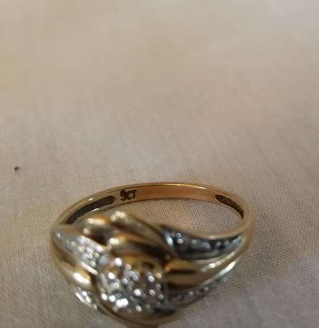 9ct  GOLD  RING
