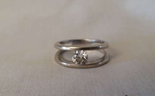 9ct  WHITE GOLD DIAMOND MODERN RING