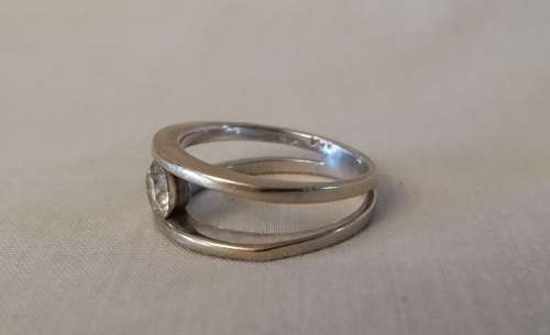 9ct  WHITE GOLD DIAMOND MODERN RING