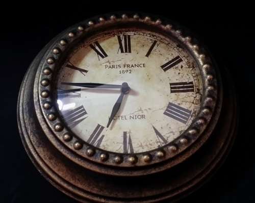 IRON PARIS FRANCE  HOTEL NOIR QUARTZ  METAL CASING WALL CLOCK