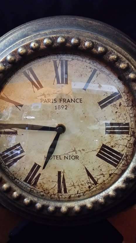 IRON PARIS FRANCE  HOTEL NOIR QUARTZ  METAL CASING WALL CLOCK