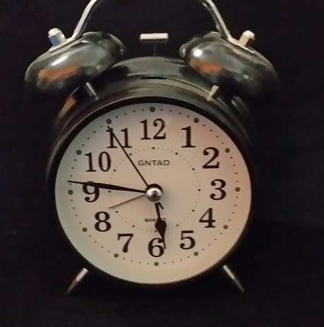 GNTAD QUARTS ALARM   CLOCK  15 X 11 X 5 CM