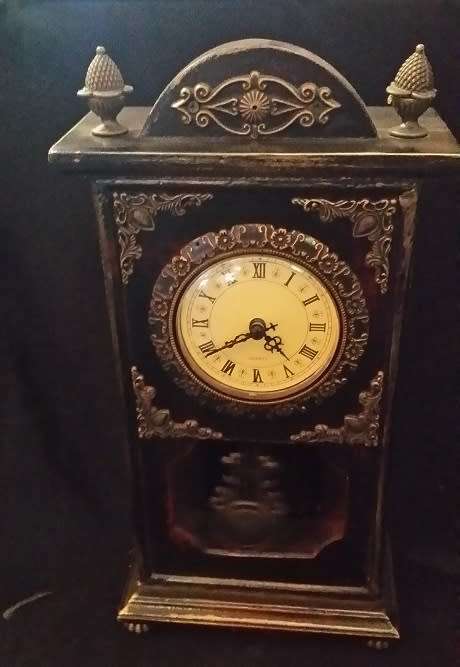 PENDULUM QUARTS MANTEL  CLOCK 30 X  15 X 8 CM