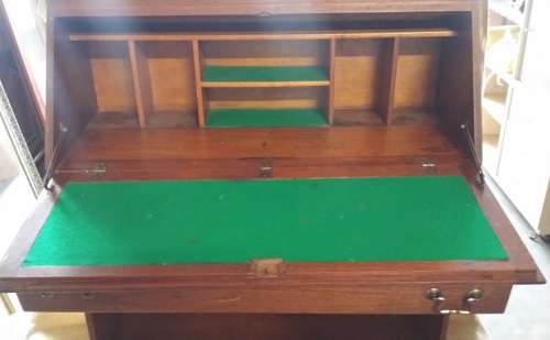 VINTAGE WRITING BUREAU DESK   /  BUYER MUST COLLECT EDENVALE GAUTENG  WITHIN 7 DAYS