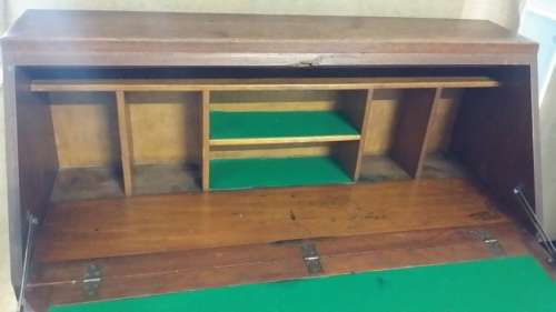 VINTAGE WRITING BUREAU DESK   /  BUYER MUST COLLECT EDENVALE GAUTENG  WITHIN 7 DAYS