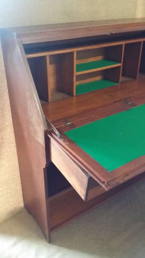 VINTAGE WRITING BUREAU DESK   /  BUYER MUST COLLECT EDENVALE GAUTENG  WITHIN 7 DAYS