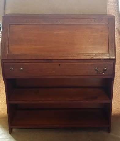 VINTAGE WRITING BUREAU DESK   /  BUYER MUST COLLECT EDENVALE GAUTENG  WITHIN 7 DAYS