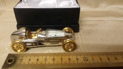 ORNAMENTAL METAL CAR WITH CLOCK