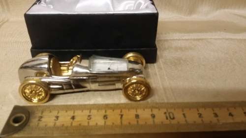 ORNAMENTAL METAL CAR WITH CLOCK