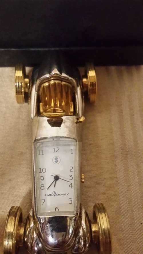 ORNAMENTAL METAL CAR WITH CLOCK