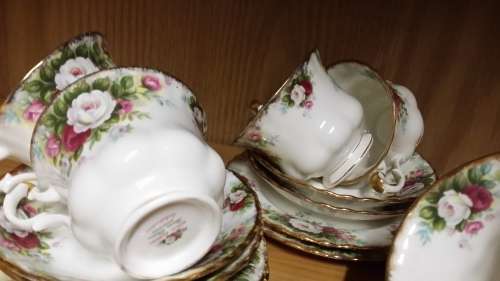 ROYAL ALBERT  ENGLAND 18 PIECE TEA SET