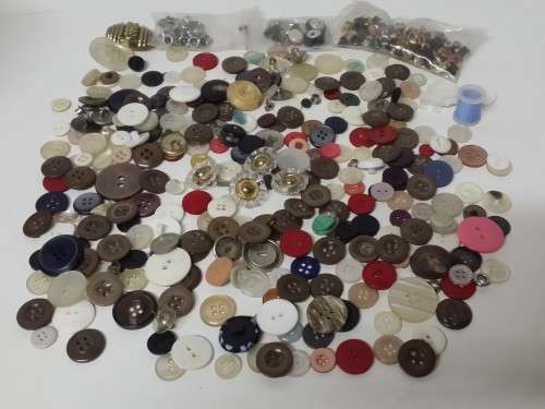 LOT OF OLD BUTTONS