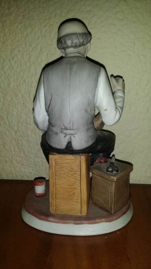 OLD MAN TAILOR  FIGURINE  2O CM X 10 CM