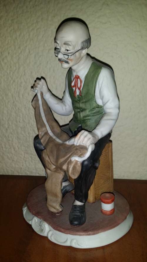 OLD MAN TAILOR  FIGURINE  2O CM X 10 CM
