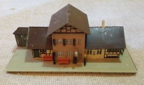 RAILWAY SCENERY  TRAIN STATION  BUILDING base 25 cm x 10 cm