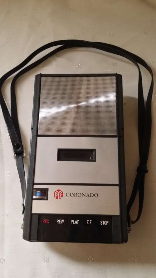 VINTAGE PORTABLE TAPE RECORDER ( NOT TESTED NEEDS NEW BATTERIES ) AS IS