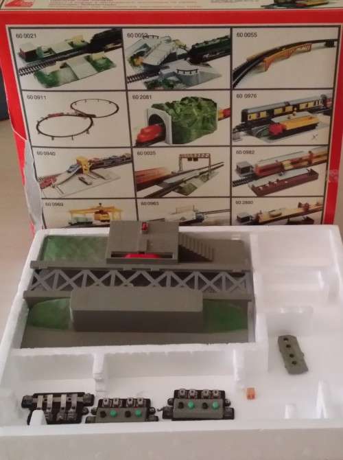 RAILWAY SCENERY : LIMA MODELS HO SCALE OPERATING CRATE UNLOADER