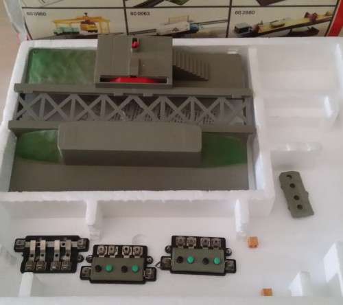 RAILWAY SCENERY : LIMA MODELS HO SCALE OPERATING CRATE UNLOADER