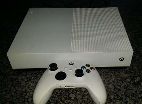 XBOX ONE CONSOLE WITH ONE CONTROLLER 1TB HARDDRIVE