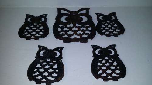 Set of five cast iron owl stands  14 x 12 cm and 10 x 8 cm