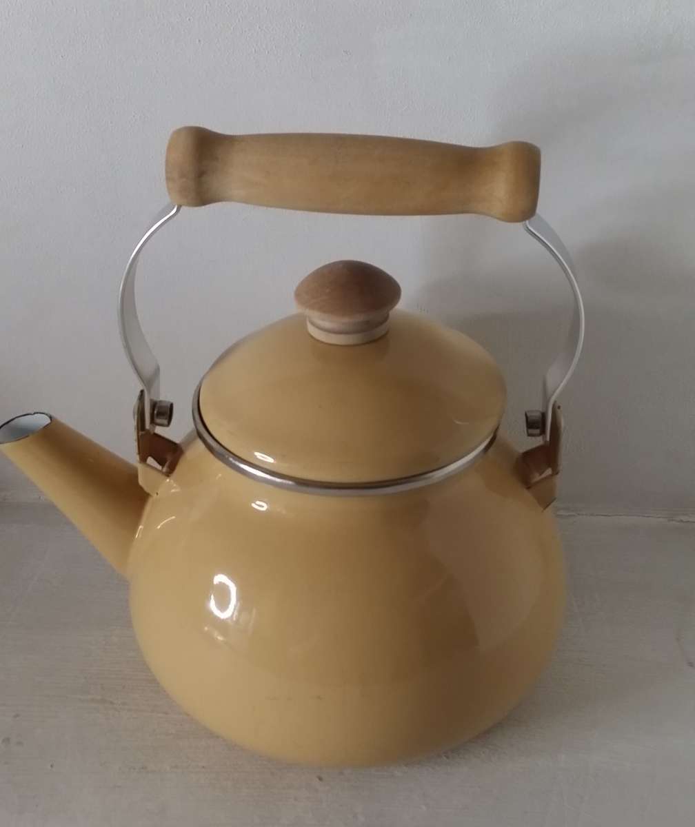 Enamel Sedgwick`s The original Old Brown Stove Top Kettle 16 x 15 cm with handle down