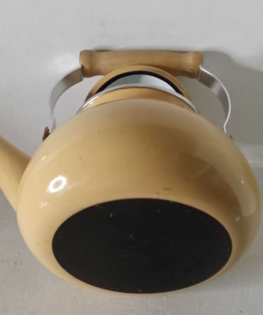 Enamel Sedgwick`s The original Old Brown Stove Top Kettle 16 x 15 cm with handle down