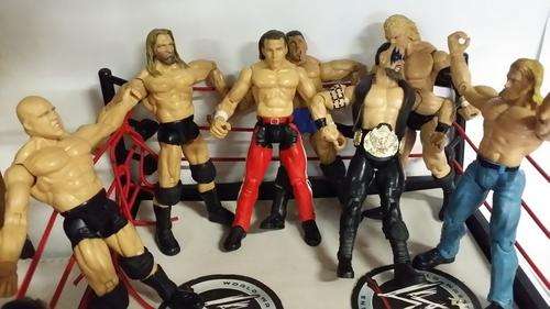 7  WRESTLING CHARACTERS PLUS WRESTLING RING WWE