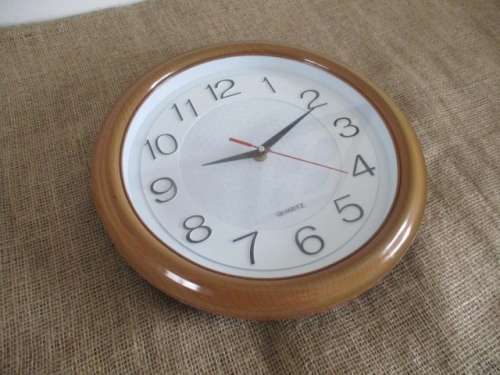 Lovely Round Face Quartz Wall Clock With Beautiful Brown Border   Battery Operated   Plastic