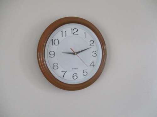 Lovely Round Face Quartz Wall Clock With Beautiful Brown Border   Battery Operated   Plastic