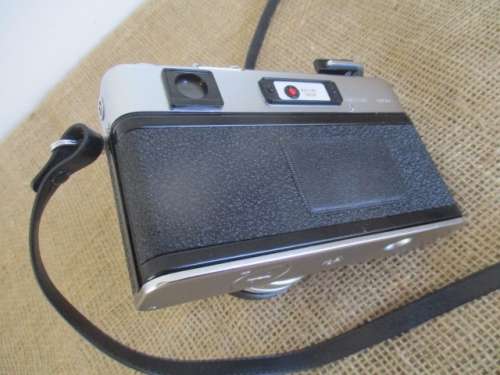 Beautiful Vintage Yashica GS Electro 35 Camera With Color - Yashinon DX  1: 1.7   1 = 45mm Lens 1970