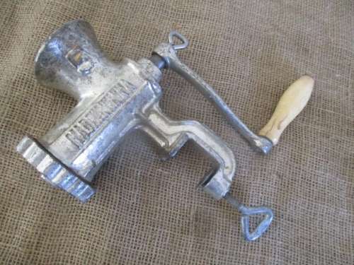 Sparrow But Man !!!!................Cute Vintage Cast Iron No 5 MadeInChina Meat Mincer   Complete !