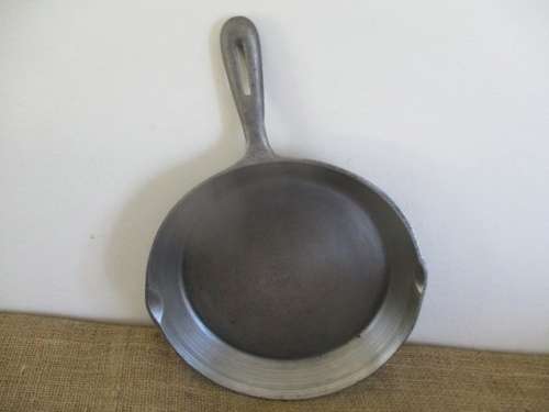 Two Beautiful And Very Nice Vintage Taiwan Cast Iron Frying Skillets     Numbers 3 & 1 YL