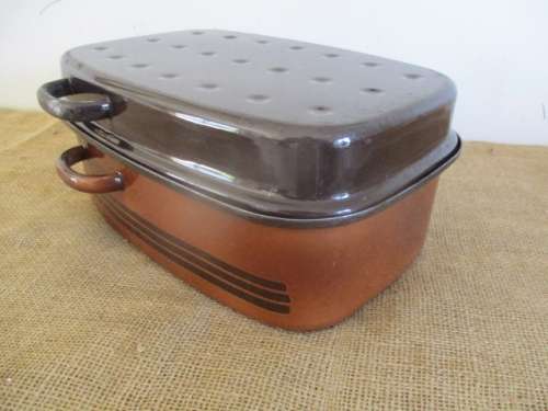 A Very Beautiful Vintage Old Fashioned Enamel Roasting Pan