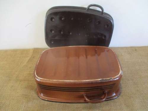 A Very Beautiful Vintage Old Fashioned Enamel Roasting Pan