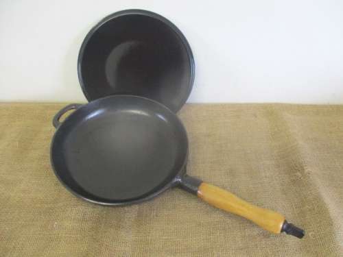 Absolute Frying Pleasure...... An Excellent Cookwell No 26 Cast Iron Frying Pan With Lovely Blue Lid