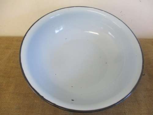 Just What The Home Baker Needs....This Beautiful Large Old Fashioned Blue Enamel Dish
