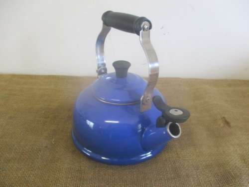 Very Beautiful Le Creuset Enamel Coating 1.7 Quarts / 1.6 Litres Whistling Kettle
