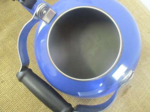 Very Beautiful Le Creuset Enamel Coating 1.7 Quarts / 1.6 Litres Whistling Kettle