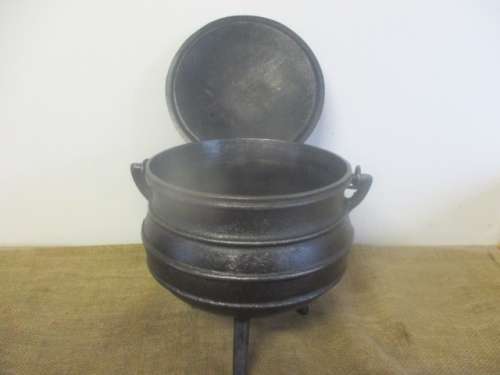 Relisted ....Bull Of A Potjie Pot....An Outstanding No 3 Inkunzi 3 Legged Solid Cast Iron Potjie Pot